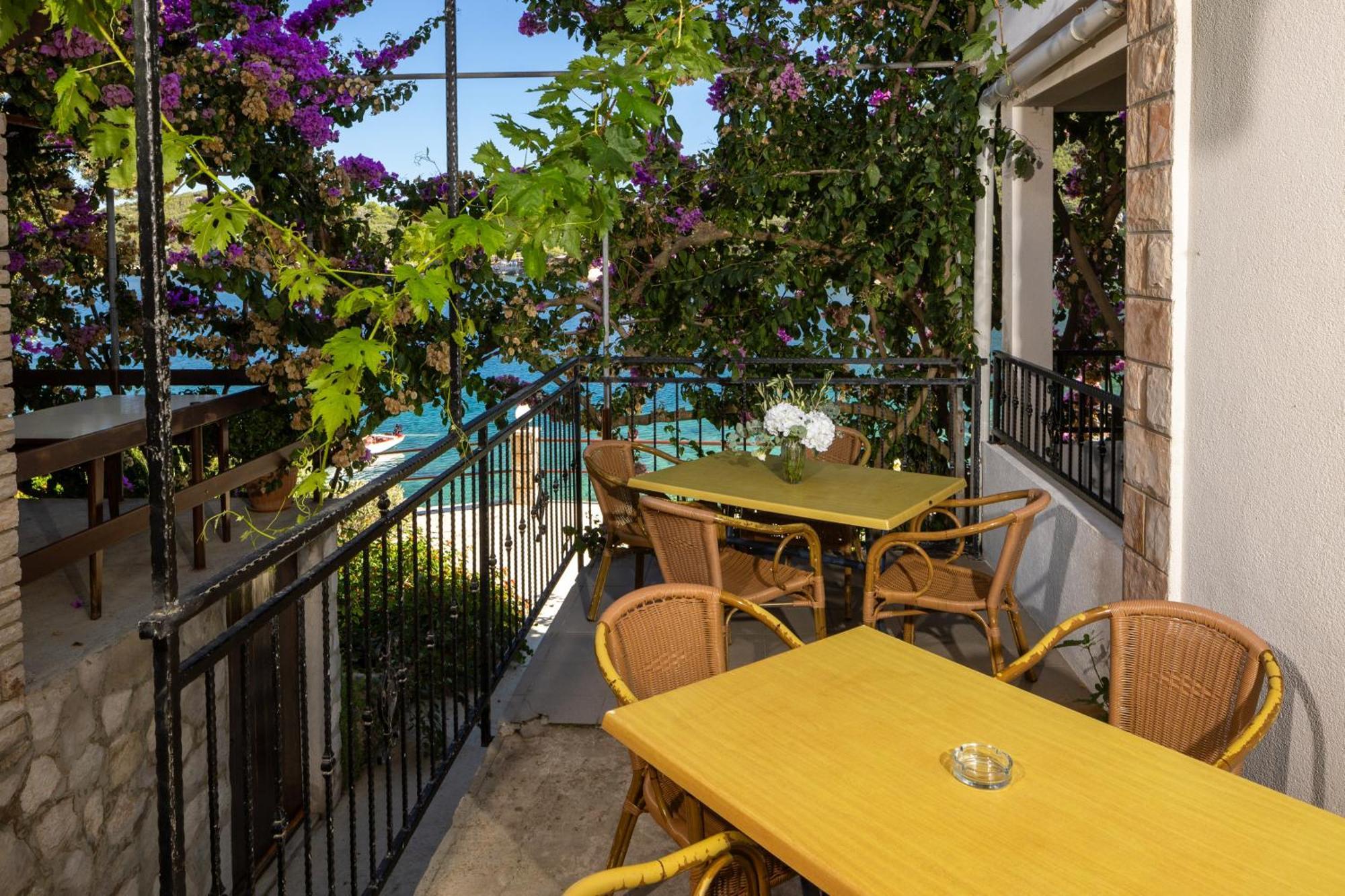 Apartmani Nikola Zastražišće Exterior foto