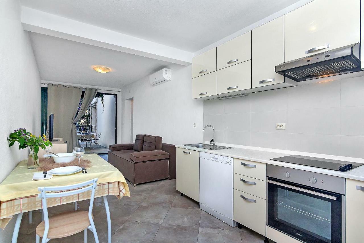 Apartmani Nikola Zastražišće Exterior foto